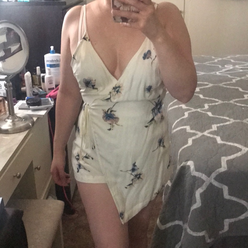 Romper 🌸 - Picture 4 of 4